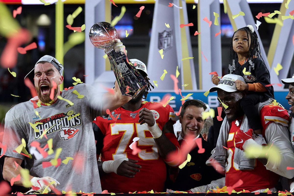 拉沃尔杯险胜戴维斯杯，辛纳统治全场