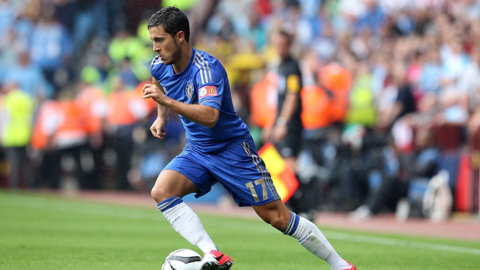 当红黑铁骑碾过蓝黑城墙，贝林厄姆在圣西罗写下英格兰史诗